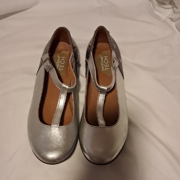 Umi Cloud Tech Shiny Silver Patent Kids Mary Janes Studded Shoes Size 37 - Picture 1 of 6